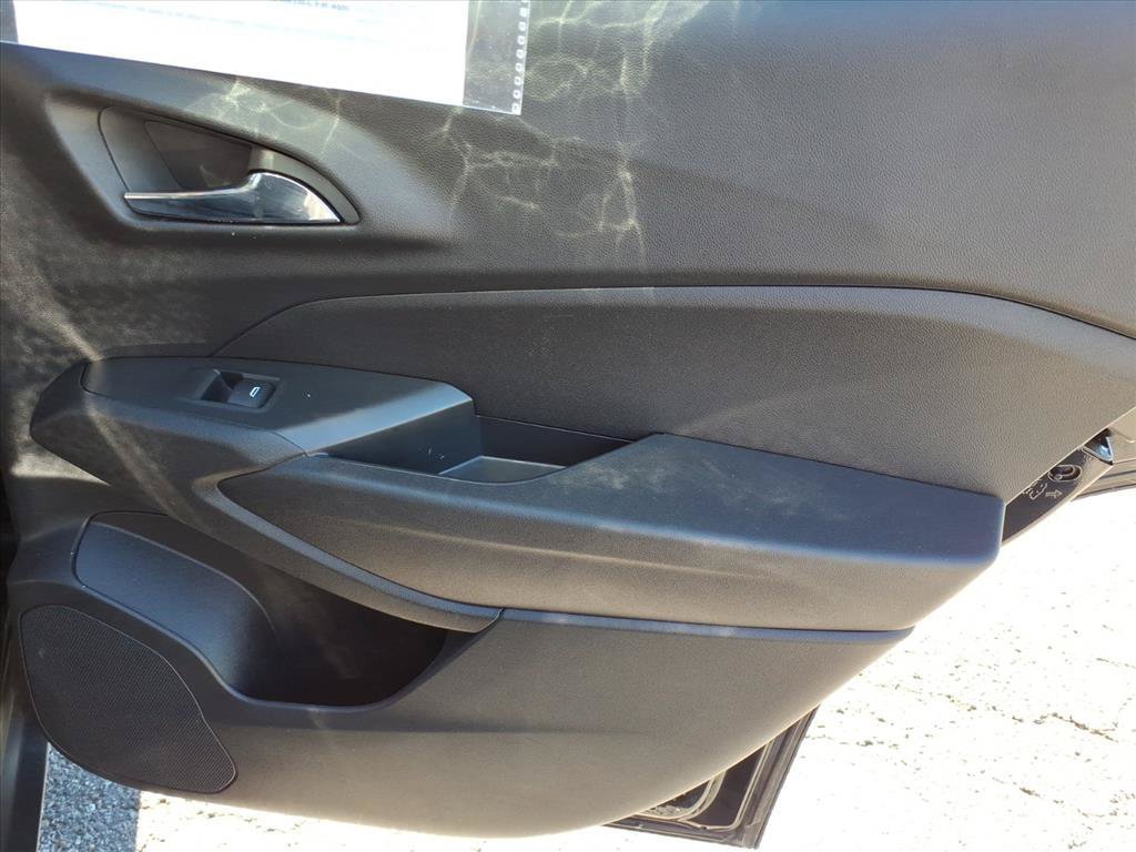 Used 2025 Chevrolet Trax LT FWD image 16