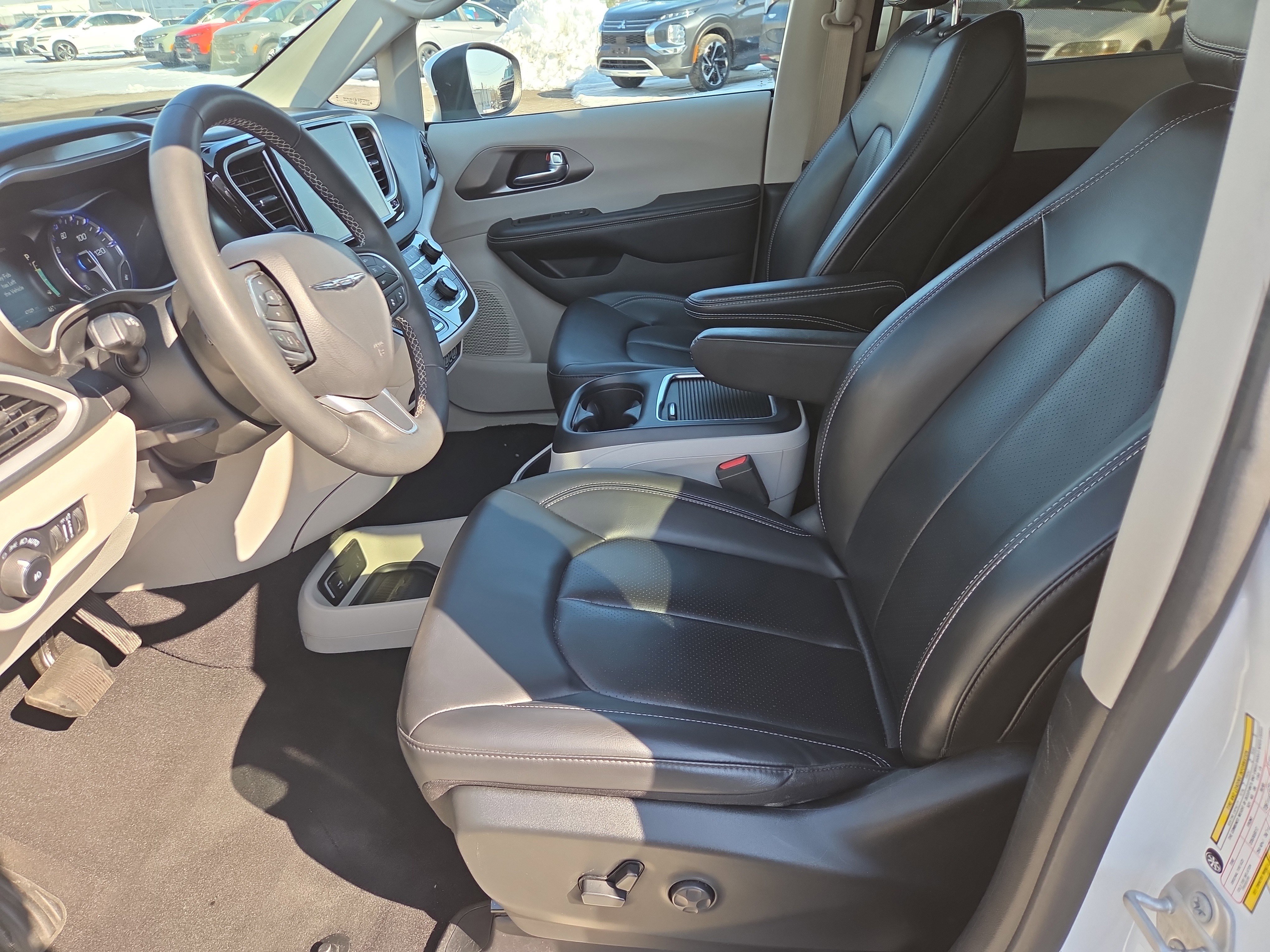 Certified 2023 Chrysler Pacifica Touring-L image 6