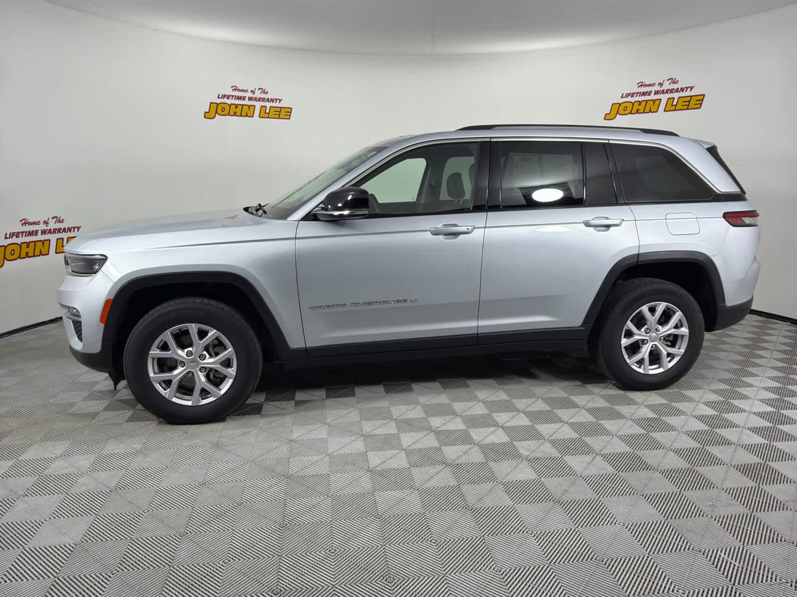 Used 2022 Jeep Grand Cherokee Limited AWD/4WD image 2