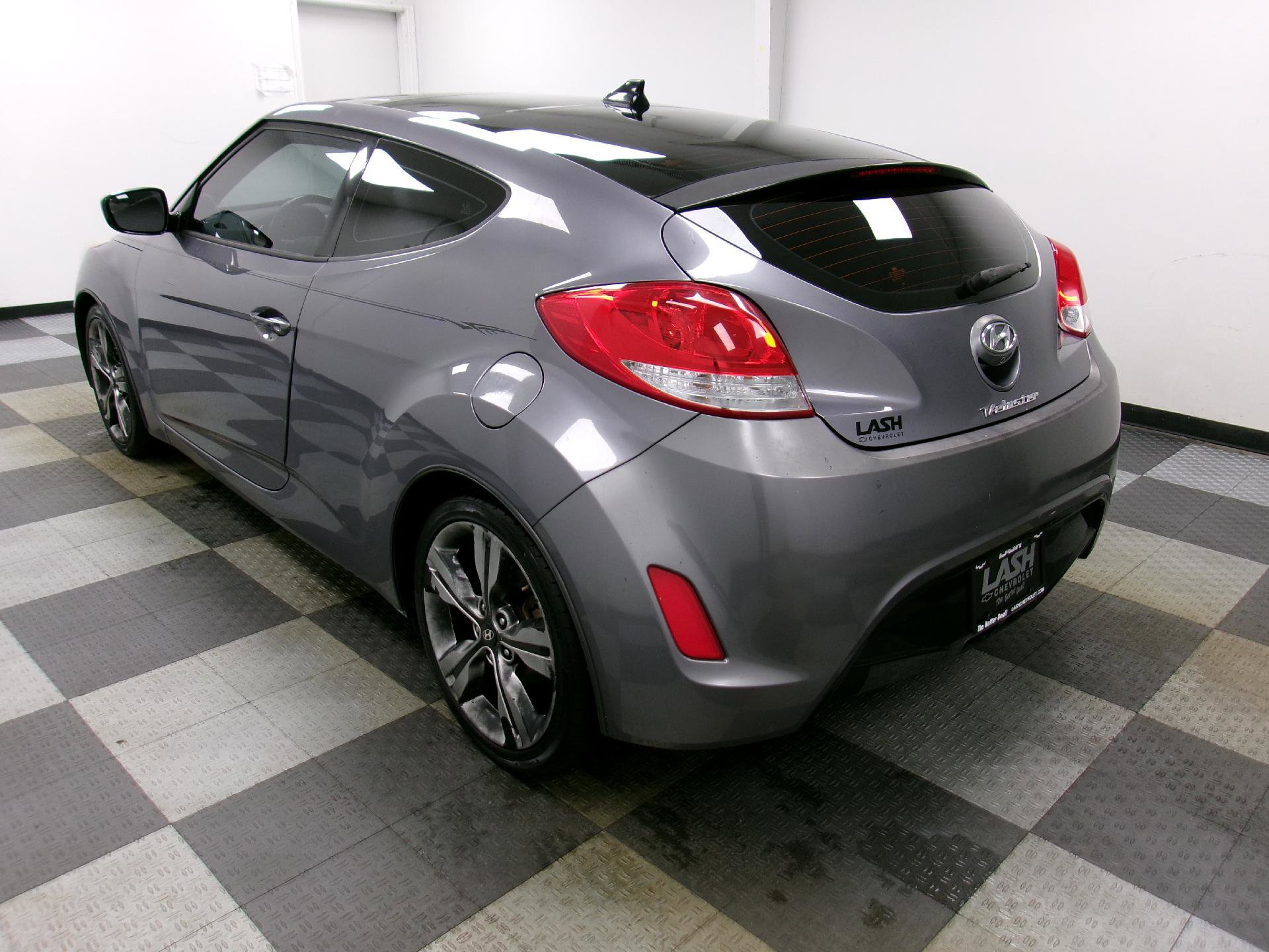 Used 2017 Hyundai Veloster Value Edition image 2