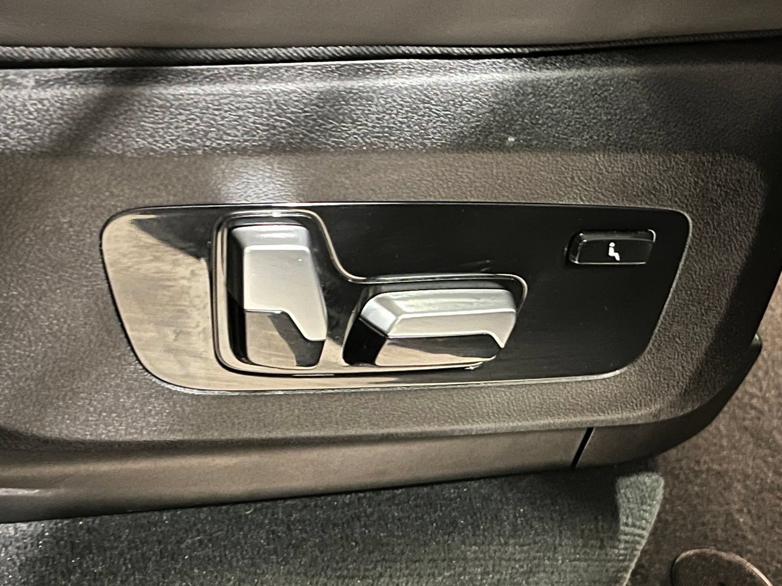 Used 2025 BMW X7 M60i AWD/4WD image 38