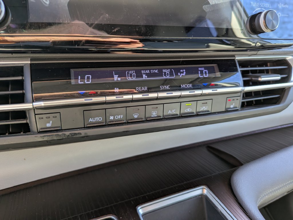 Used 2022 Toyota Sienna XLE FWD image 27