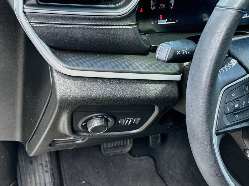 Used 2024 Jeep Grand Cherokee Altitude RWD image 11