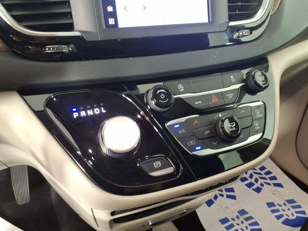Used 2023 Chrysler Voyager LX FWD image 21