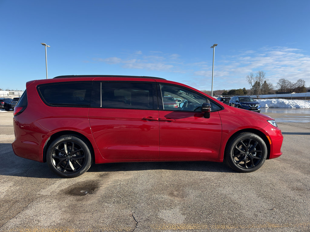 New 2026 Chrysler Pacifica Select w/ S Appearance Package FWD image 4