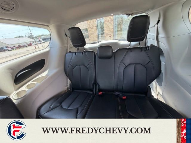 Used 2023 Chrysler Pacifica Touring-L image 27