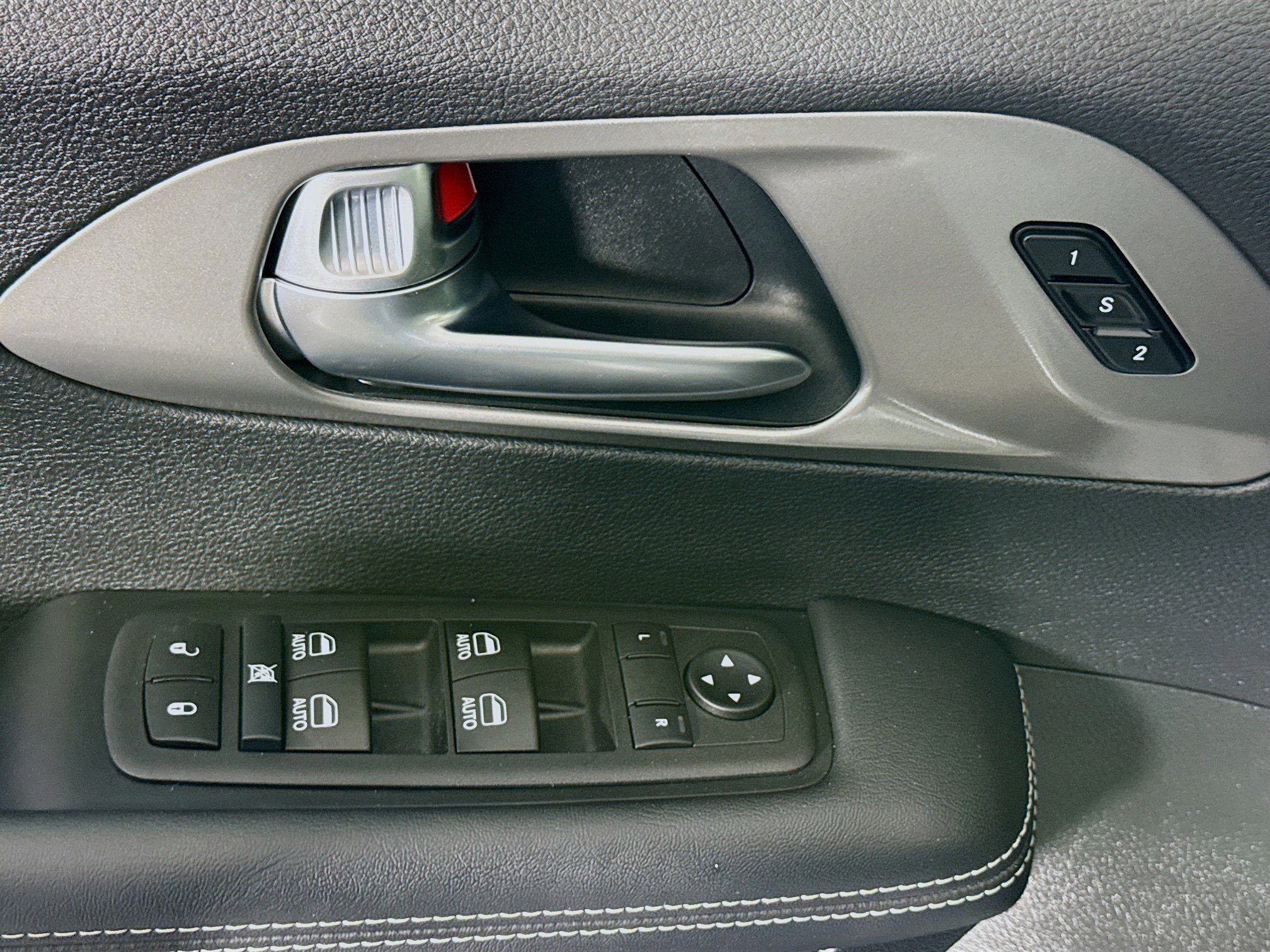Used 2026 Chrysler Pacifica Select FWD image 24