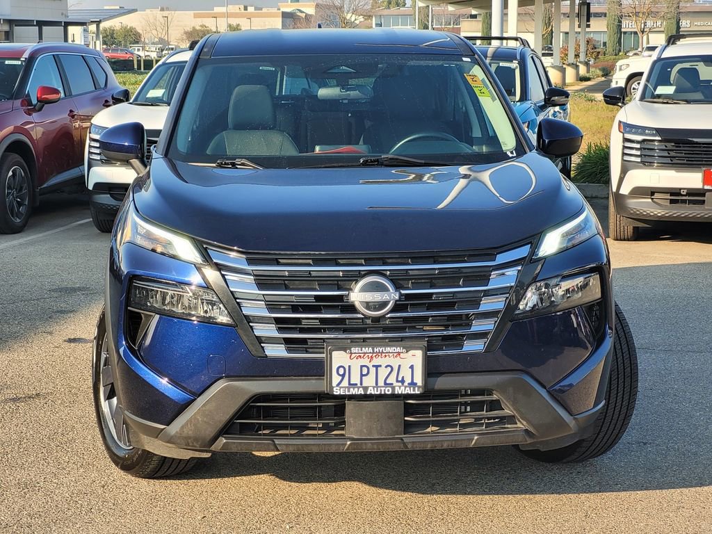 Used 2024 Nissan Rogue SV image 3