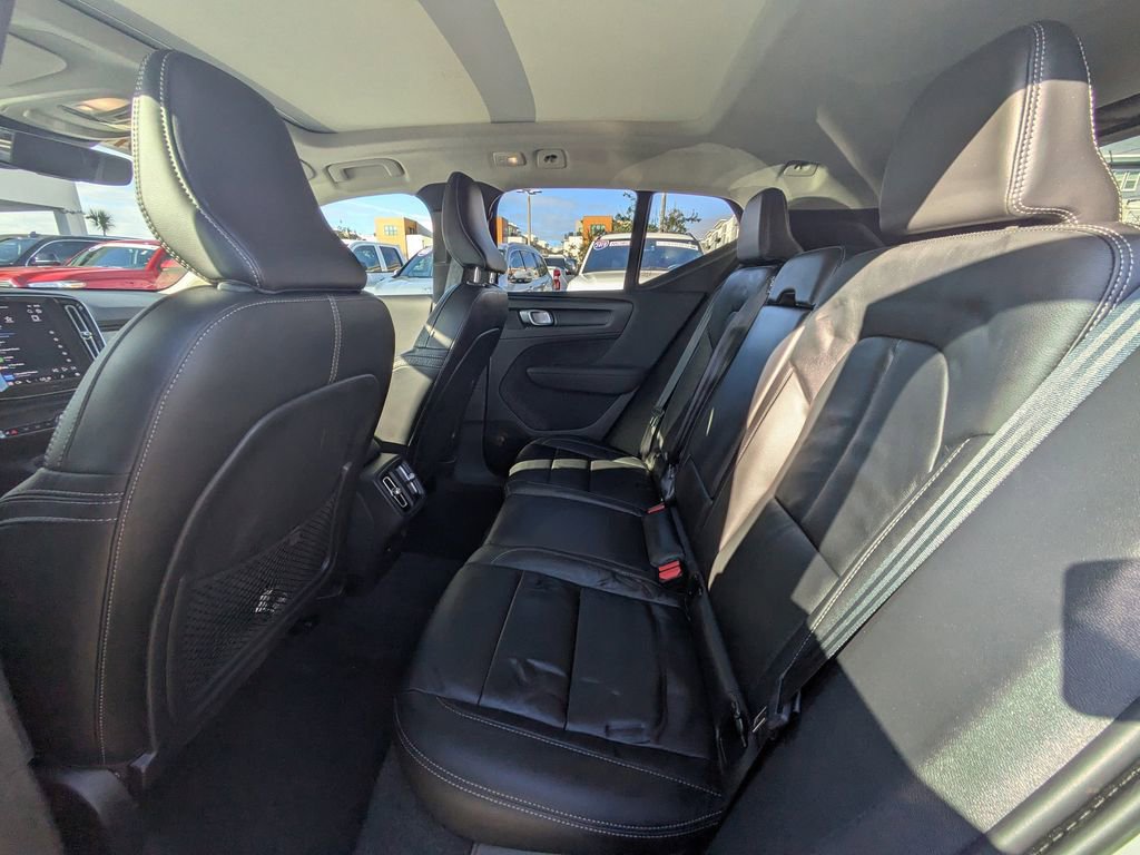 Used 2023 Volvo XC40 B5 Plus image 12