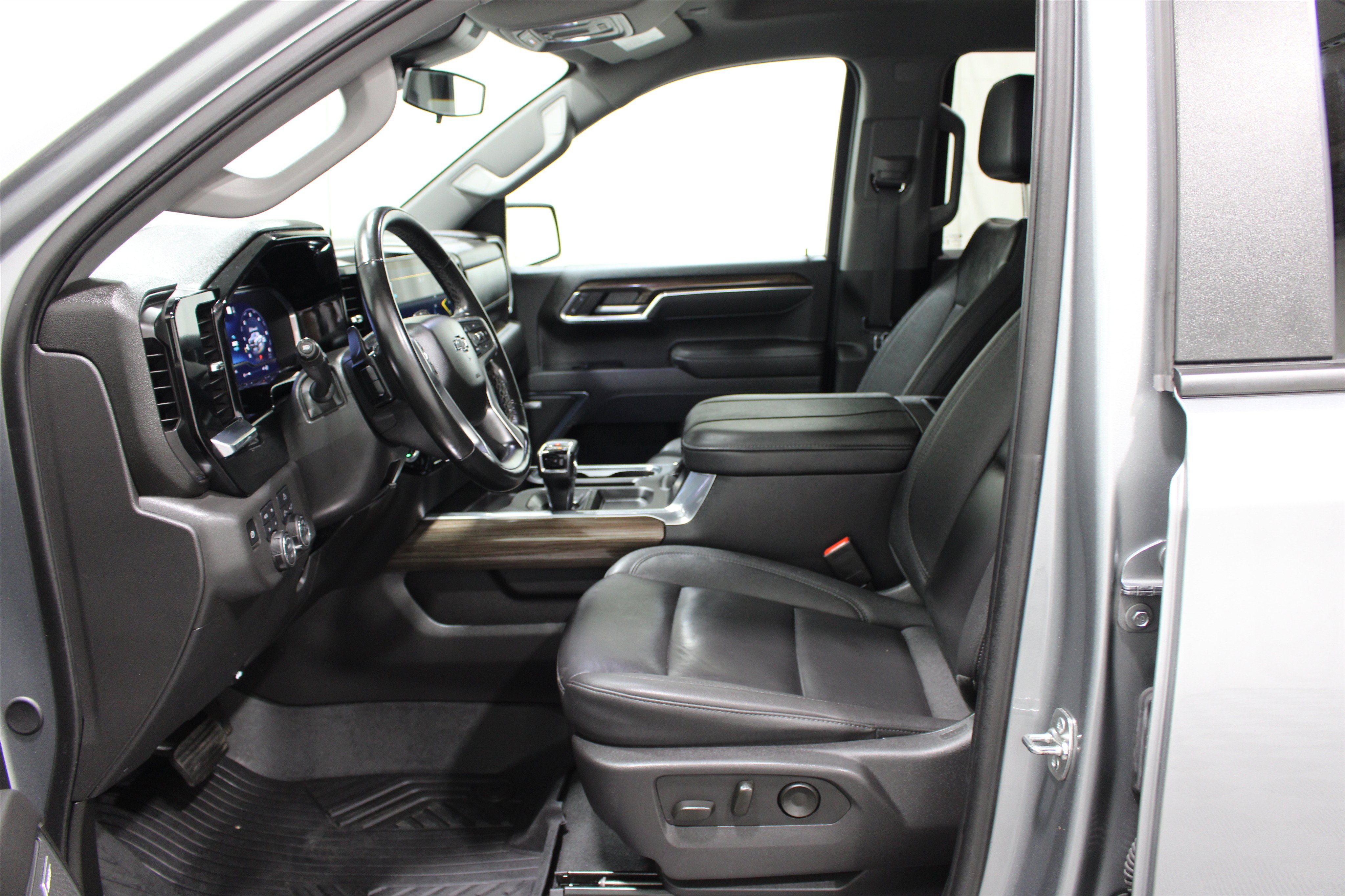 Used 2025 Chevrolet Silverado 1500 LT Trail Boss w/ Convenience Package II AWD/4WD image 3