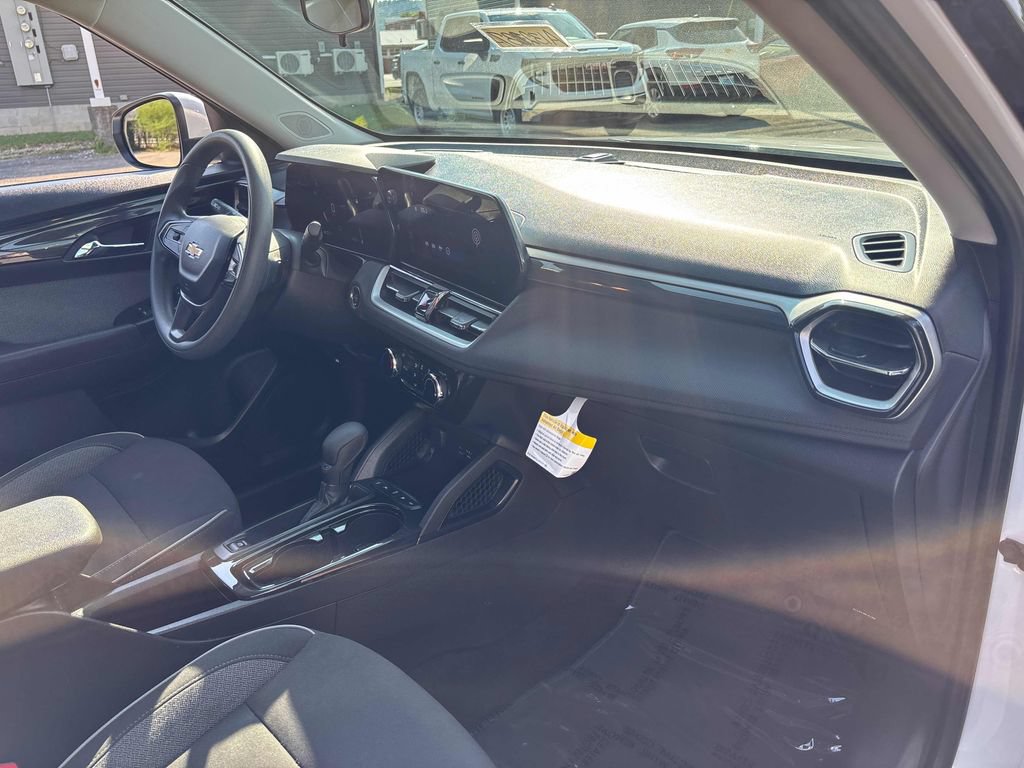 Used 2025 Chevrolet TrailBlazer LT AWD/4WD image 27