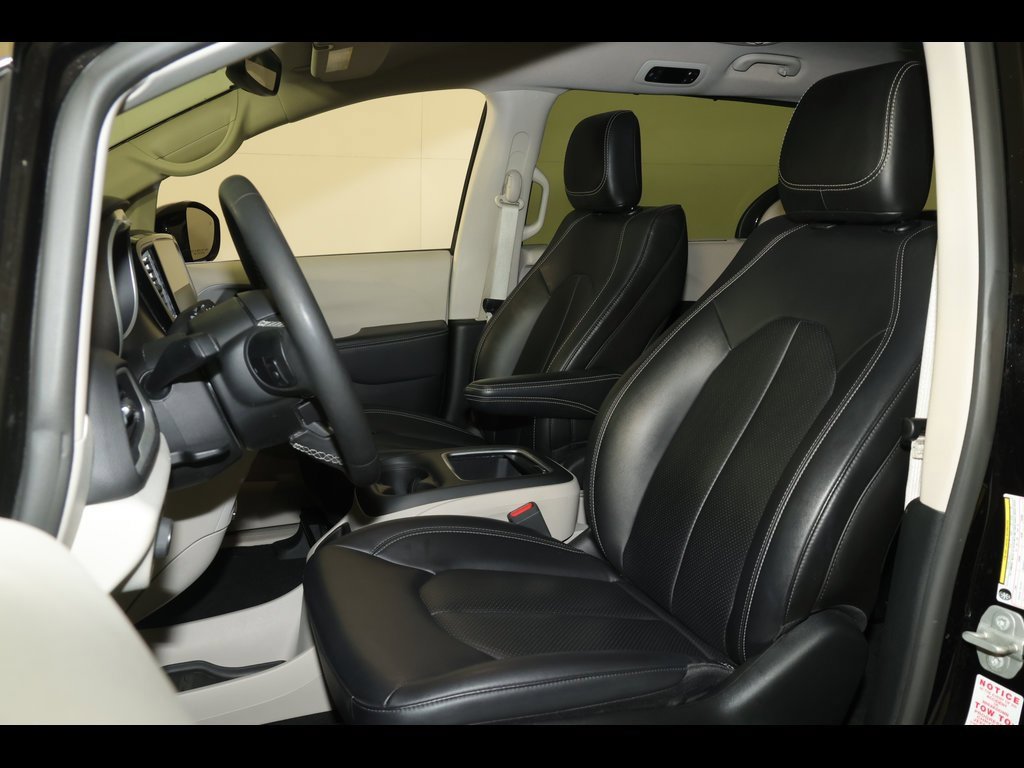 Used 2024 Chrysler Pacifica Touring-L image 23