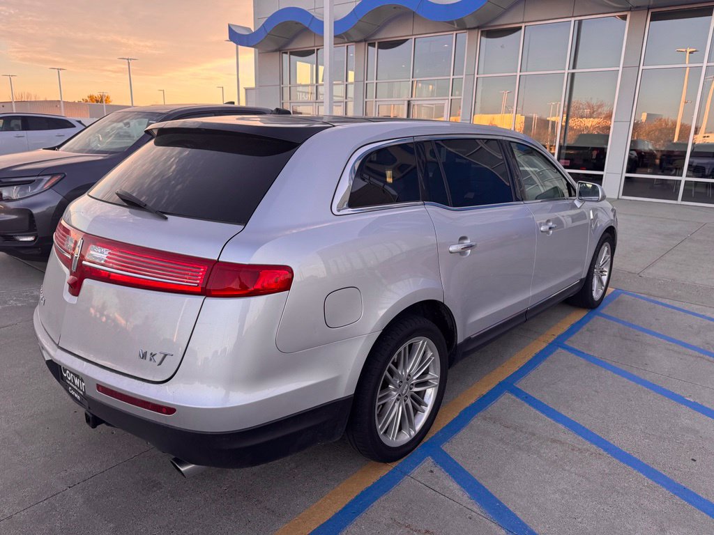 Used 2019 Lincoln MKT AWD image 3