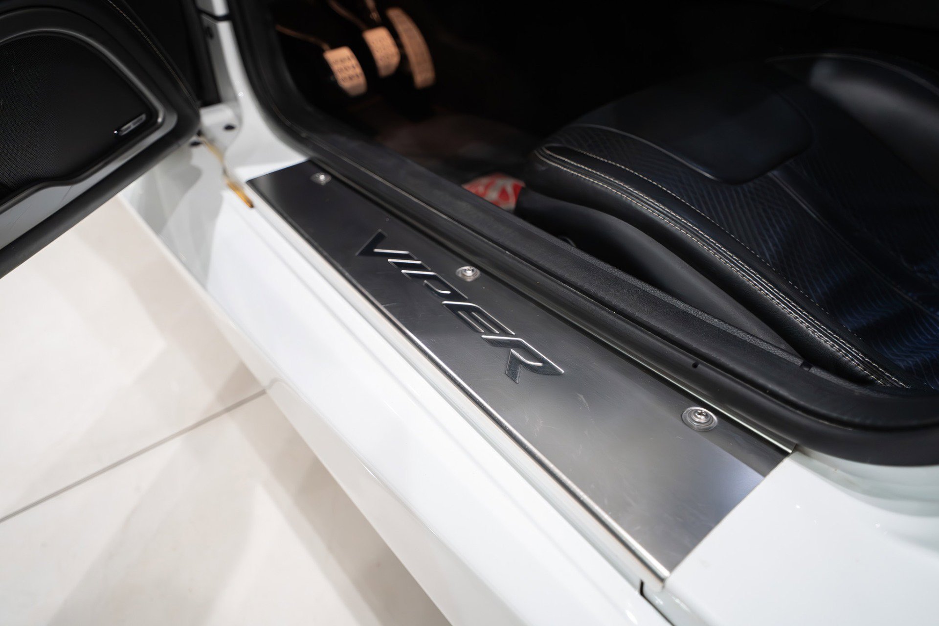 Used 2013 SRT Viper GTS w/ GTS Laguna Interior Pkg image 6