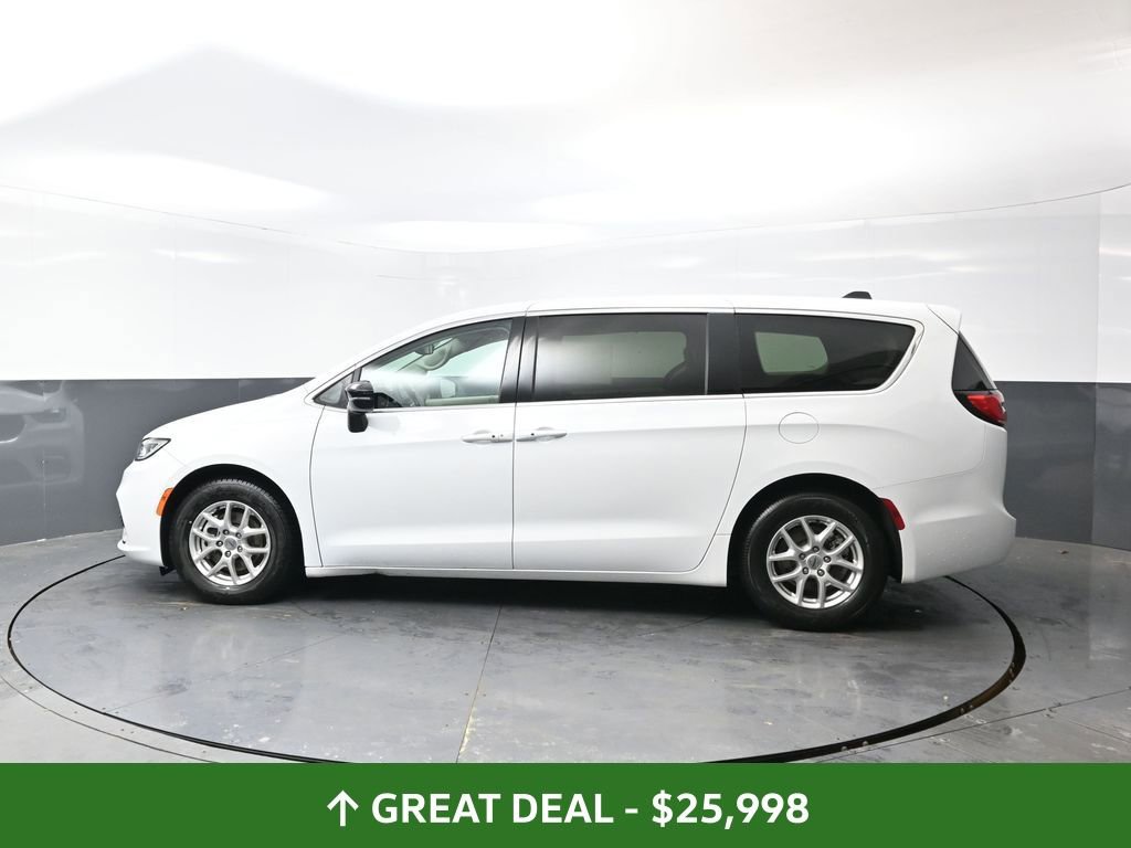 Used 2024 Chrysler Pacifica Touring-L image 10