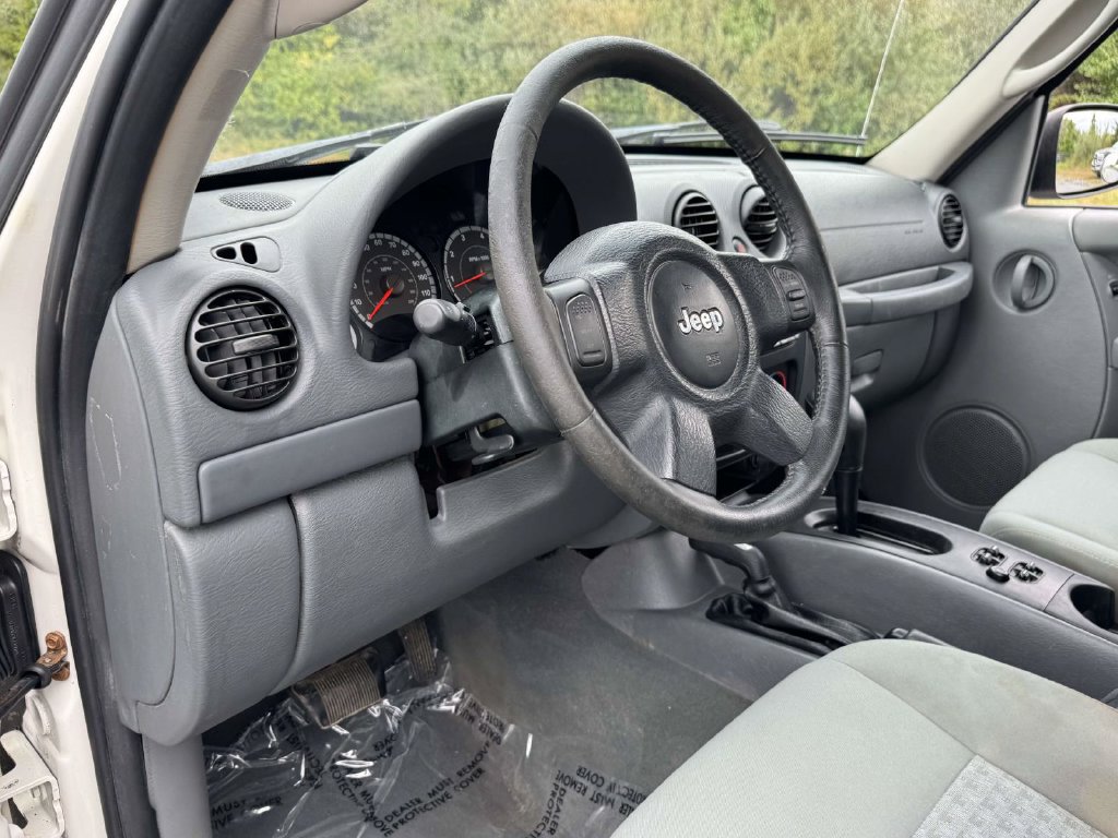 Used 2007 Jeep Liberty Sport AWD/4WD image 2