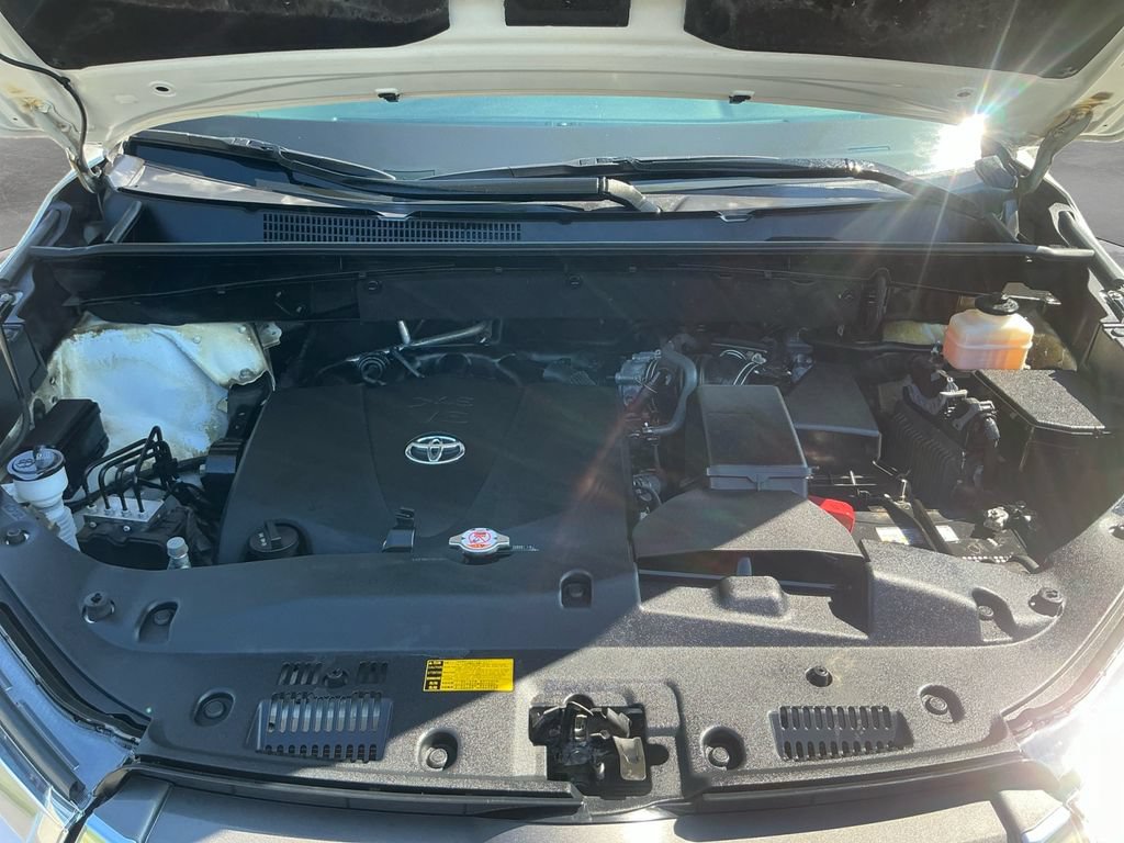 Used 2019 Toyota Highlander XLE AWD/4WD image 18