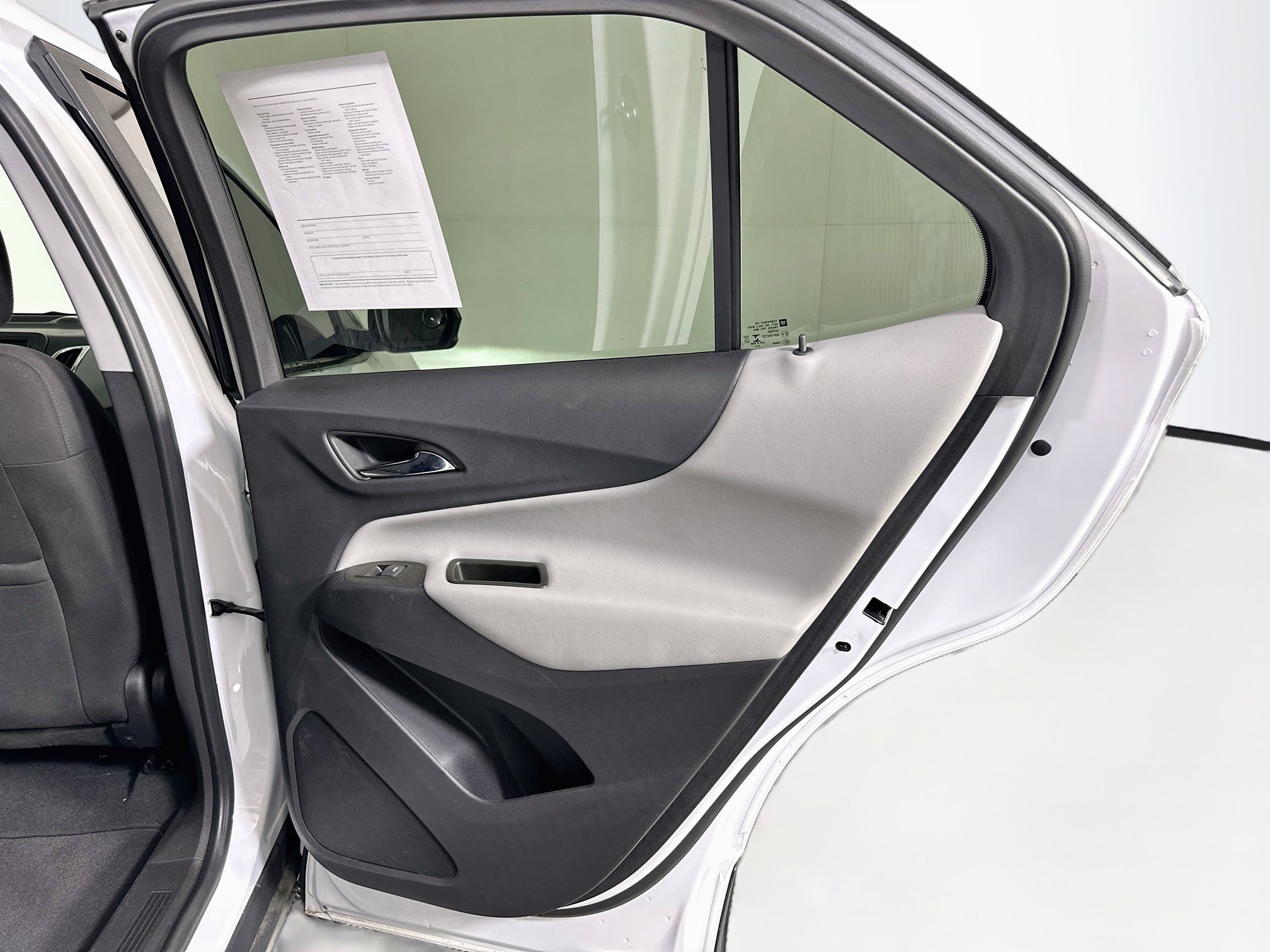 Used 2023 Chevrolet Equinox LS w/ Midnight Edition FWD image 29