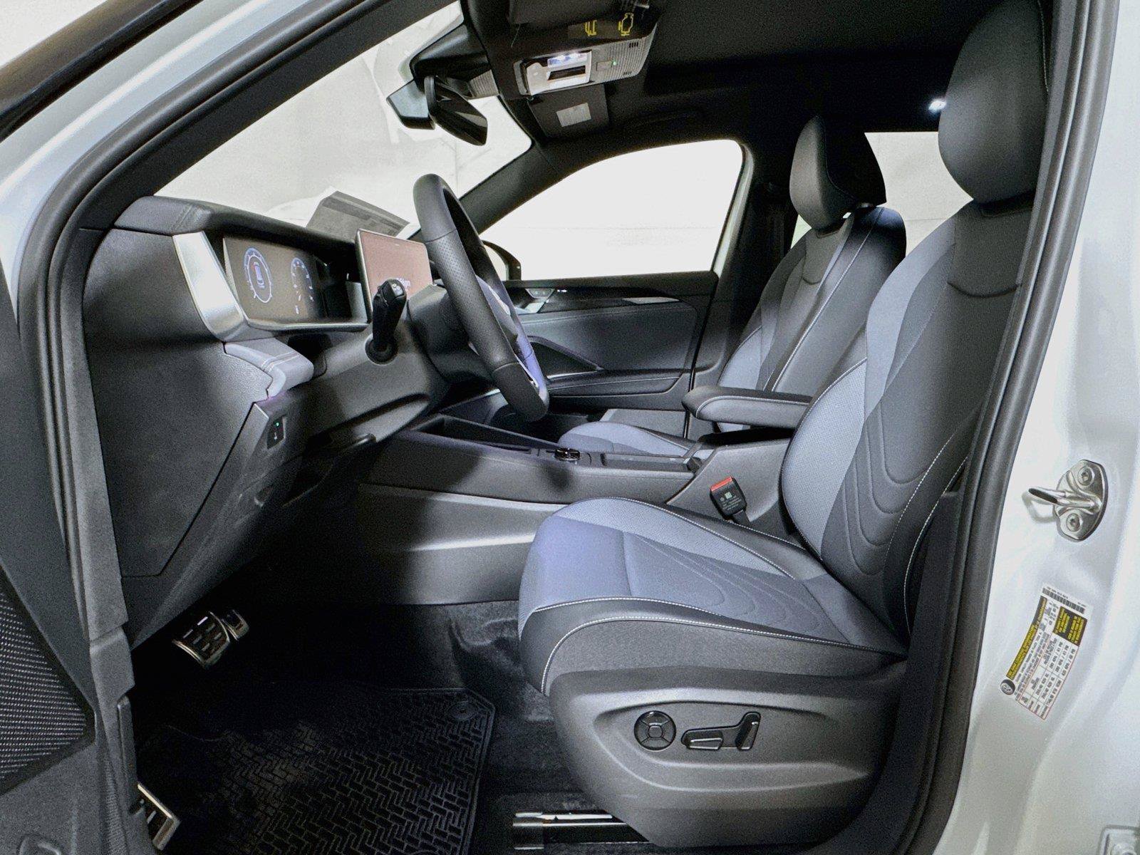 New 2026 Volkswagen Tiguan SE R-Line FWD image 11