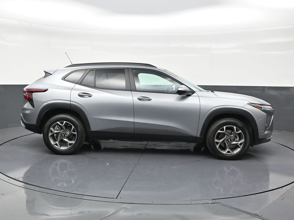 Used 2025 Chevrolet Trax LT FWD image 6