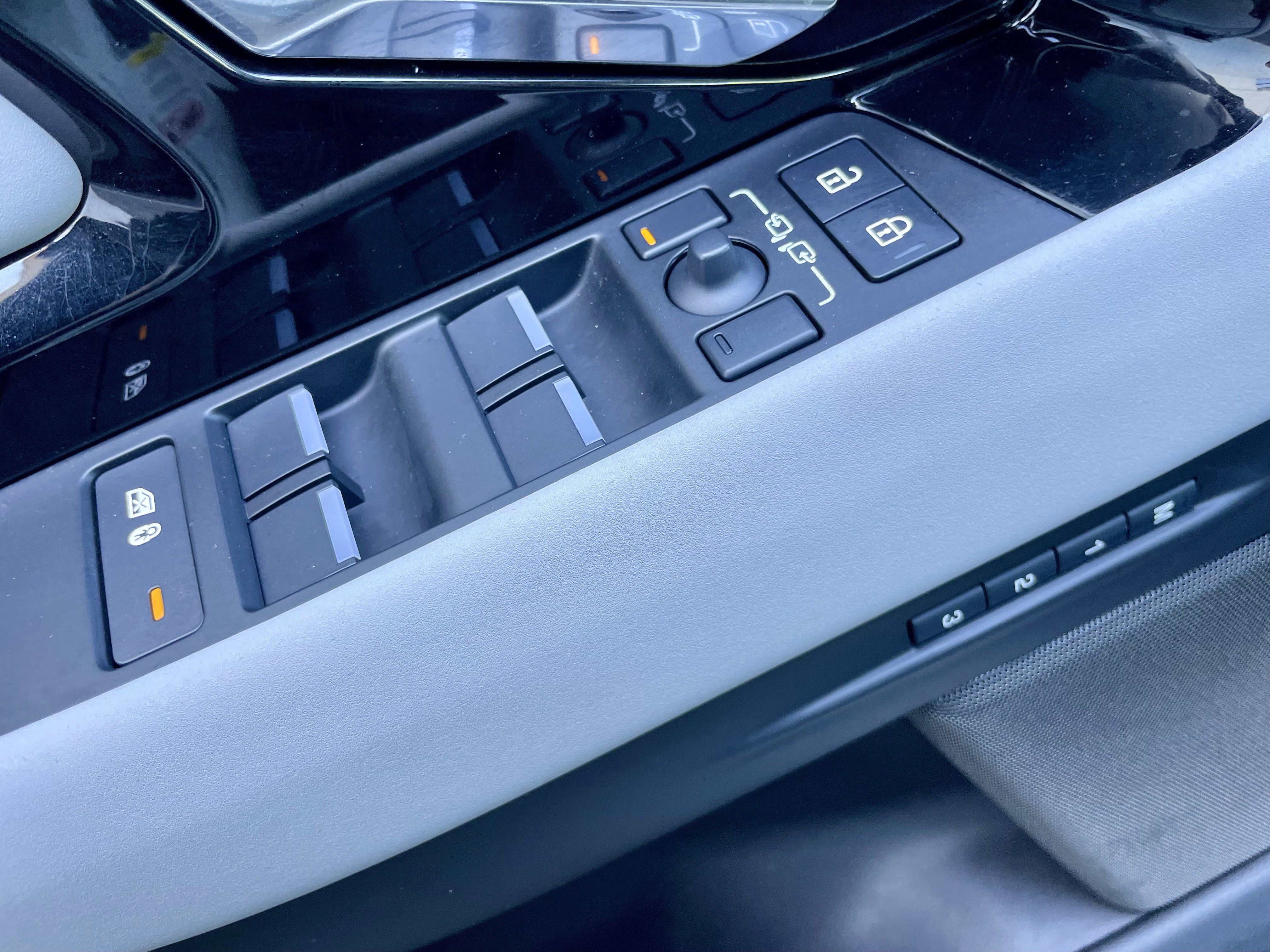 Certified 2025 Land Rover Range Rover Evoque Dynamic SE AWD/4WD image 11