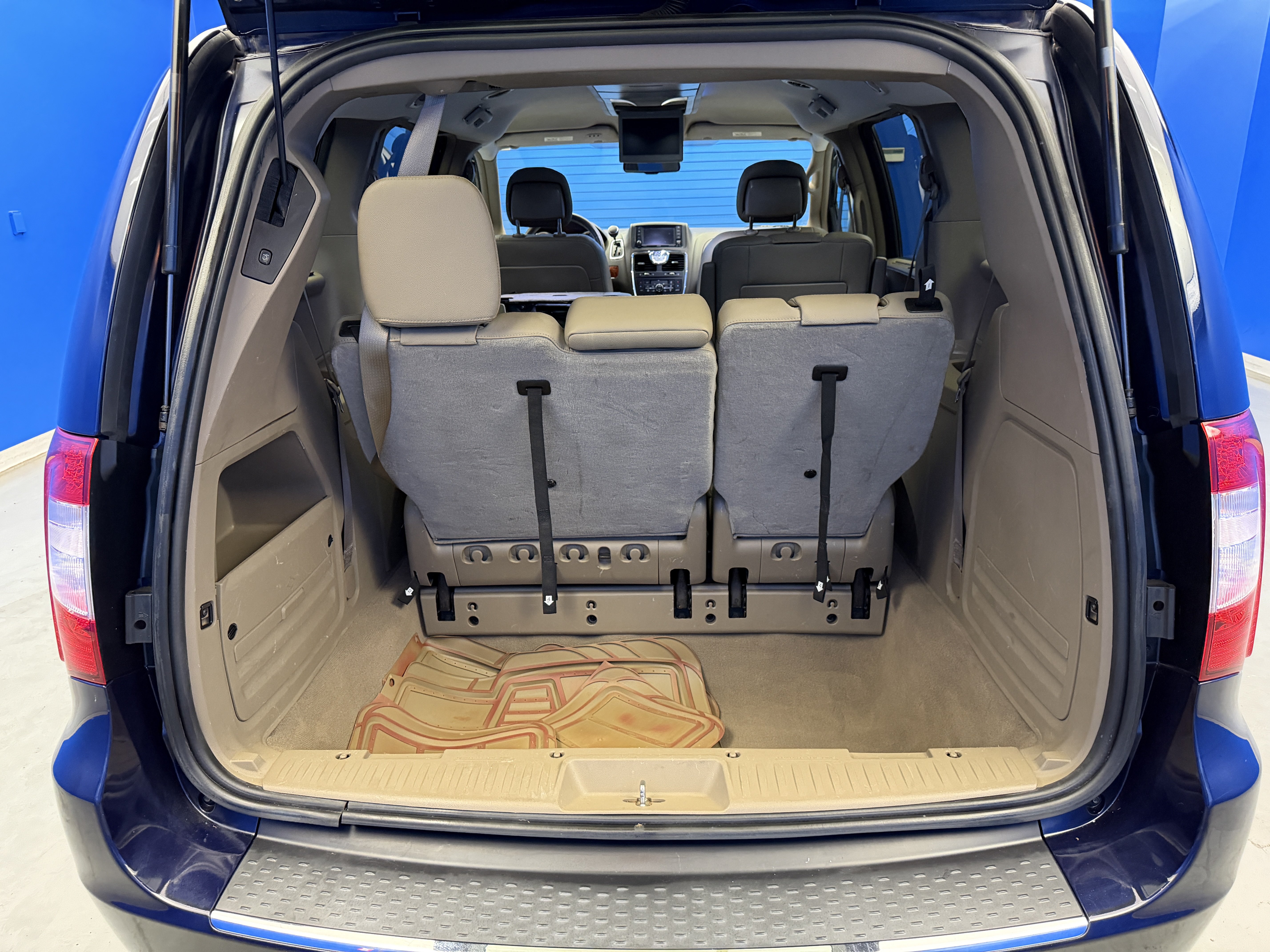 Used 2015 Chrysler Town & Country Touring w/ Driver Convenience Group FWD image 32