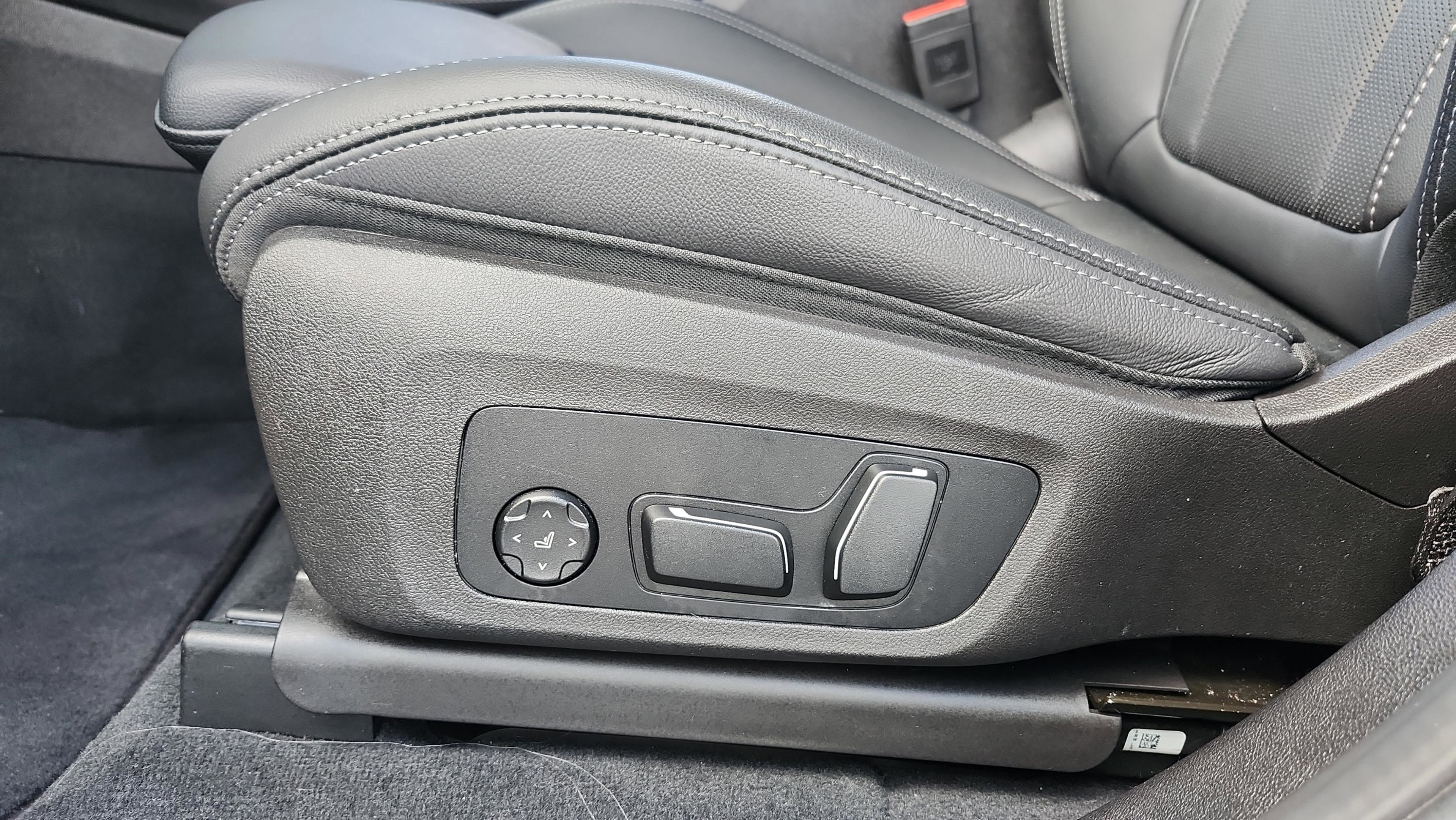 Certified 2025 BMW X4 xDrive30i w/ Premium Package image 41