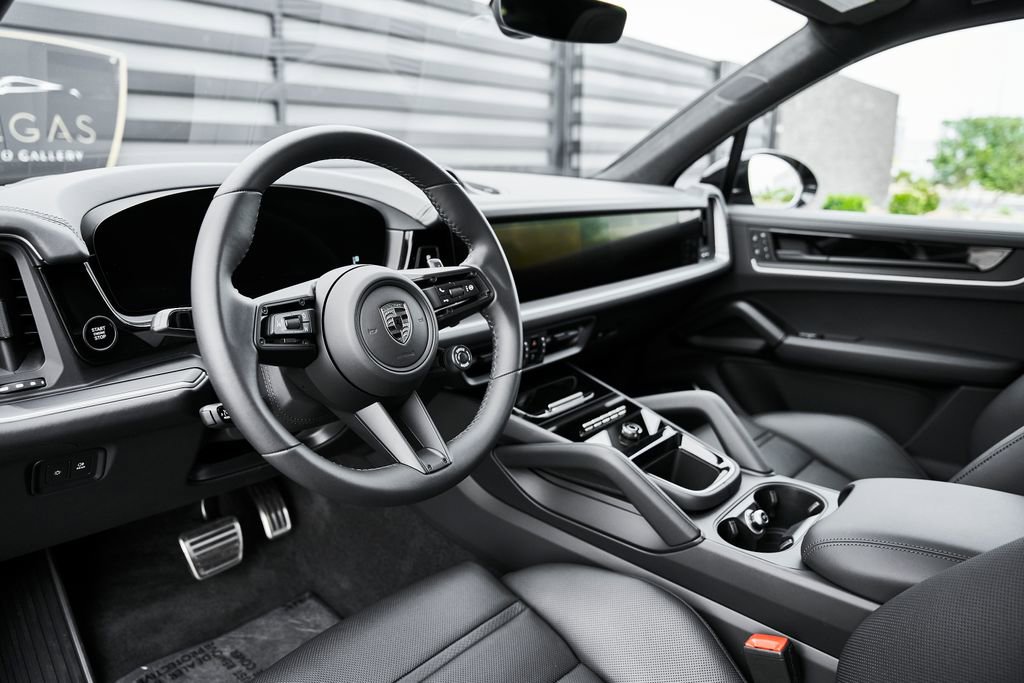 Used 2026 Porsche Cayenne Turbo image 2