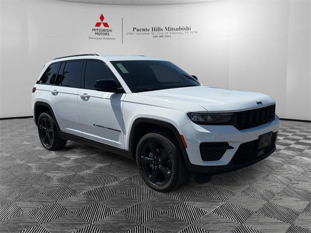 Used 2023 Jeep Grand Cherokee Altitude image 3