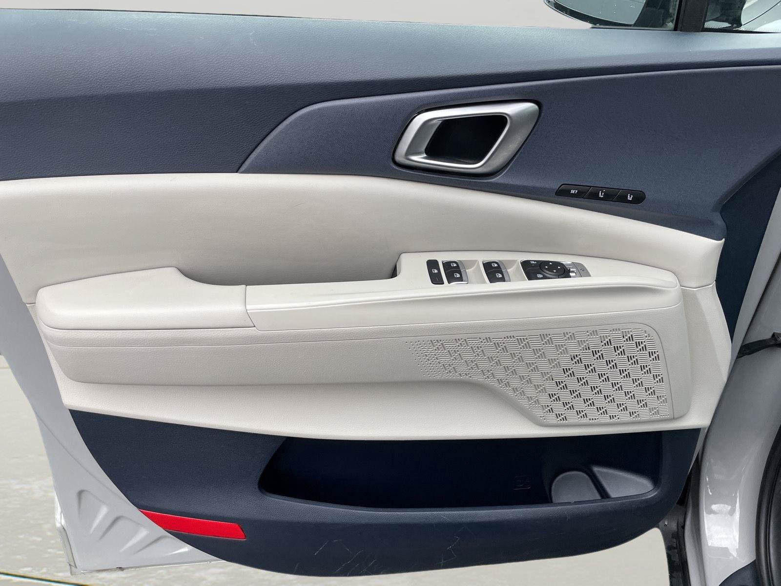 Used 2025 Kia Carnival EX FWD image 29