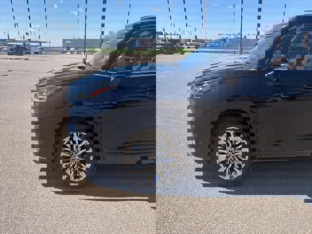 Used 2023 Toyota Highlander Platinum image 11