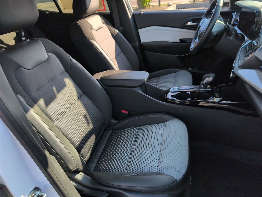 Used 2025 Chevrolet Trax LT w/ LT Convenience Package image 32