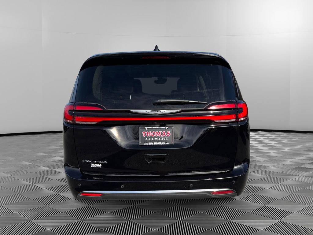 Used 2024 Chrysler Pacifica Touring-L image 6