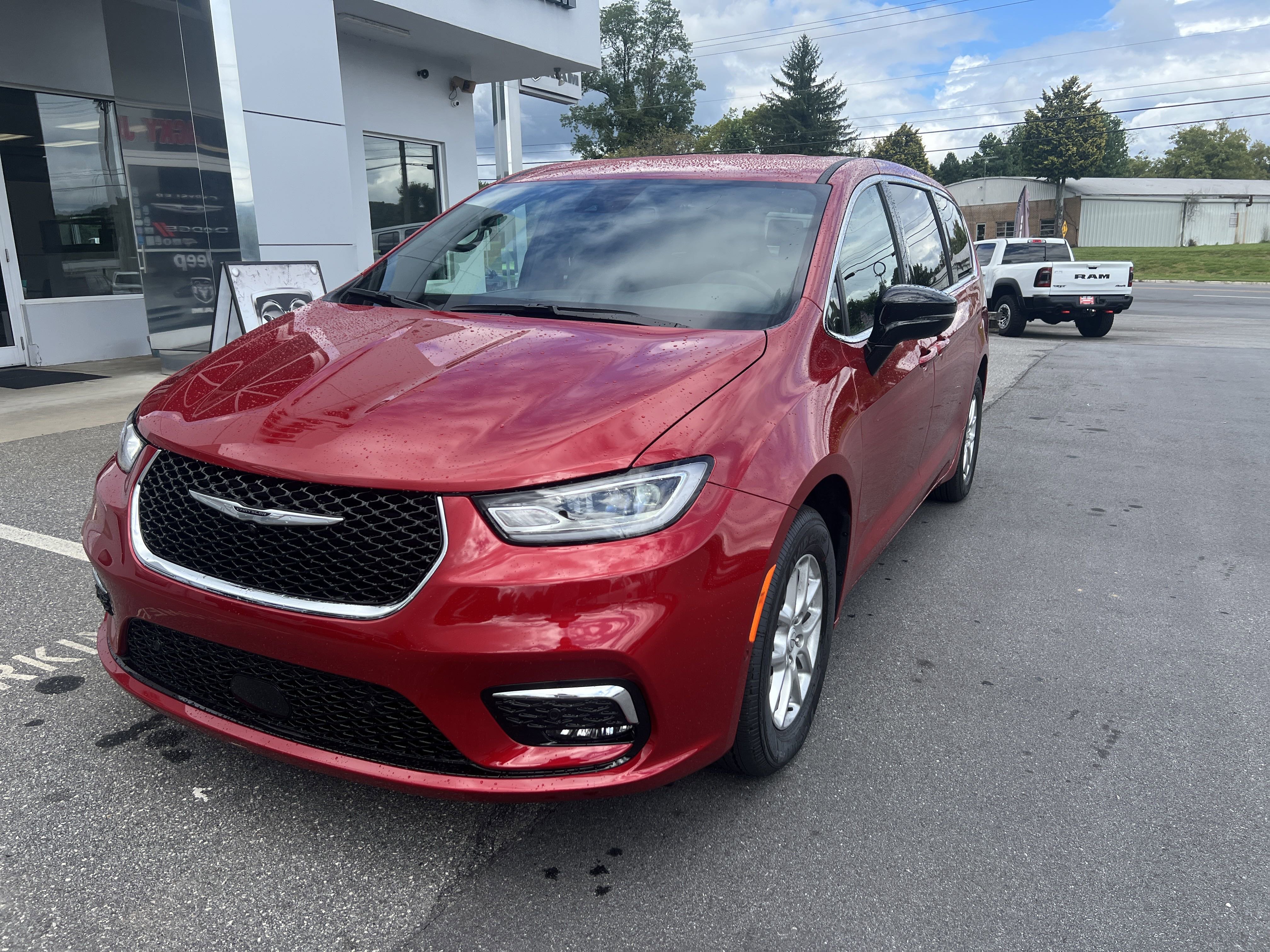 New 2026 Chrysler Pacifica Select image 6