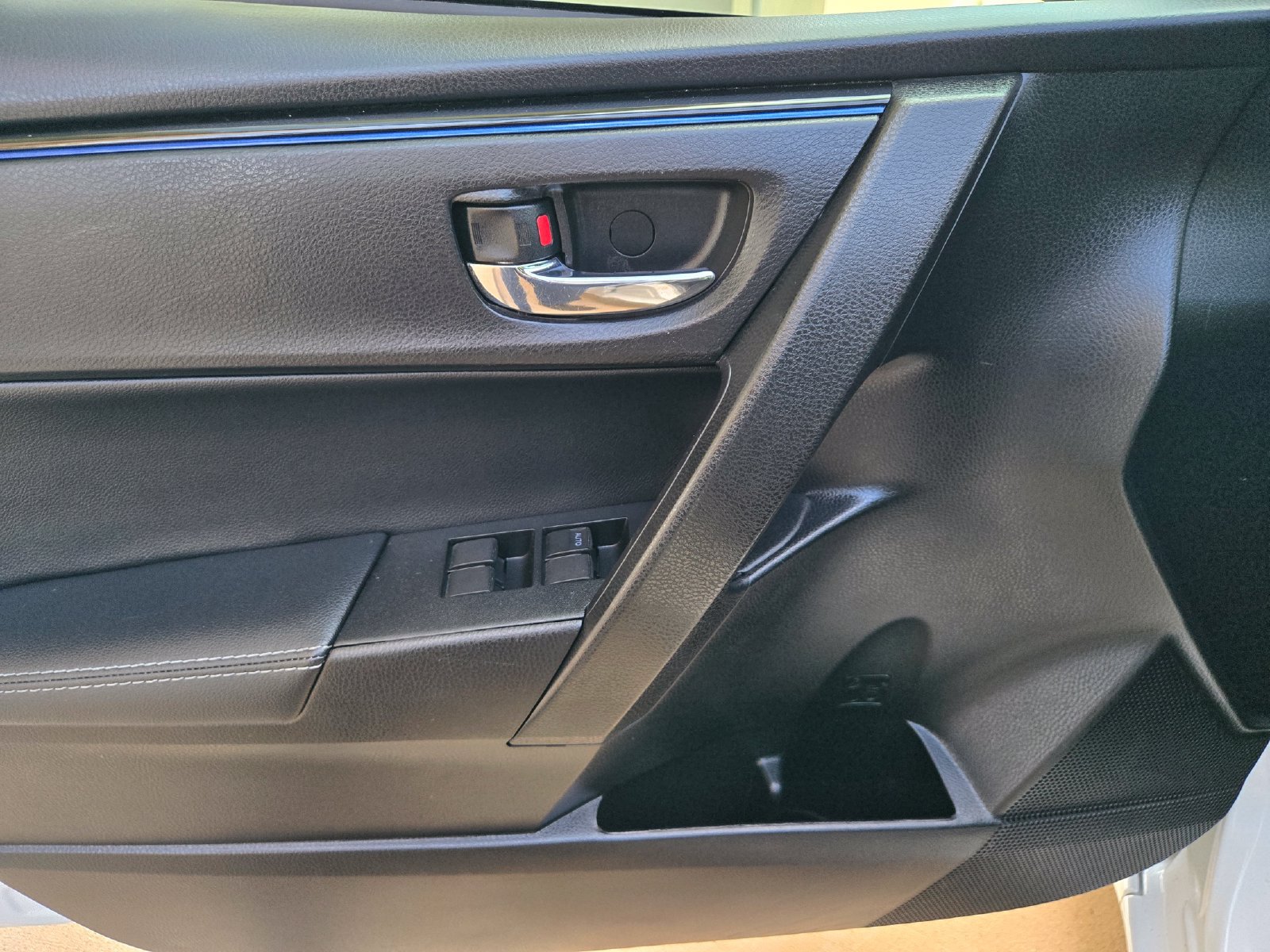 Used 2018 Toyota Corolla XSE FWD image 28