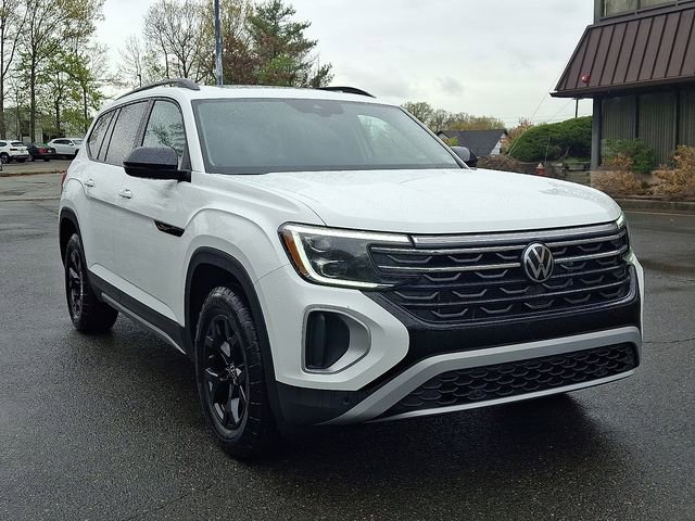 Certified 2025 Volkswagen Atlas Peak Edition SE AWD/4WD image 2