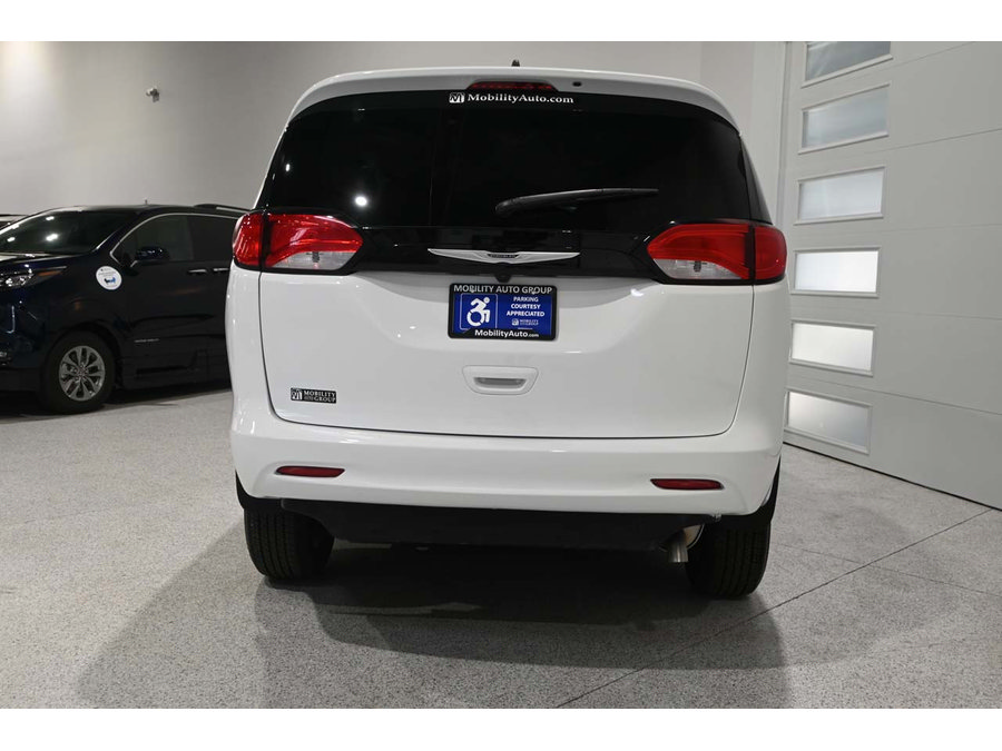 Used 2023 Chrysler Voyager LX FWD image 8