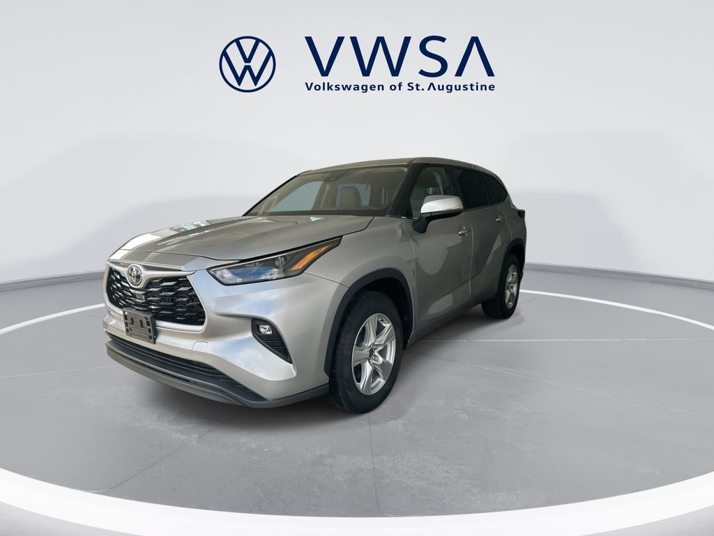 Used 2023 Toyota Highlander LE FWD image 3