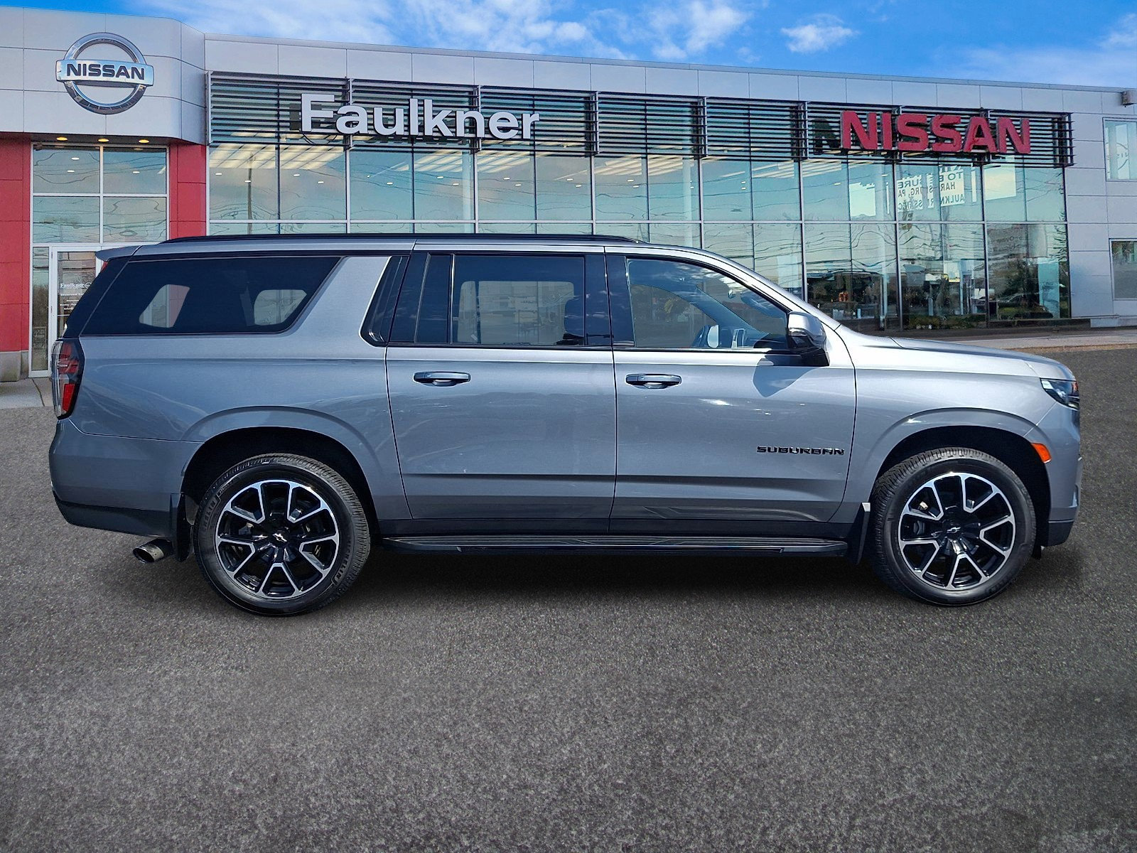 Used 2022 Chevrolet Suburban RST w/ Luxury Package AWD/4WD image 7