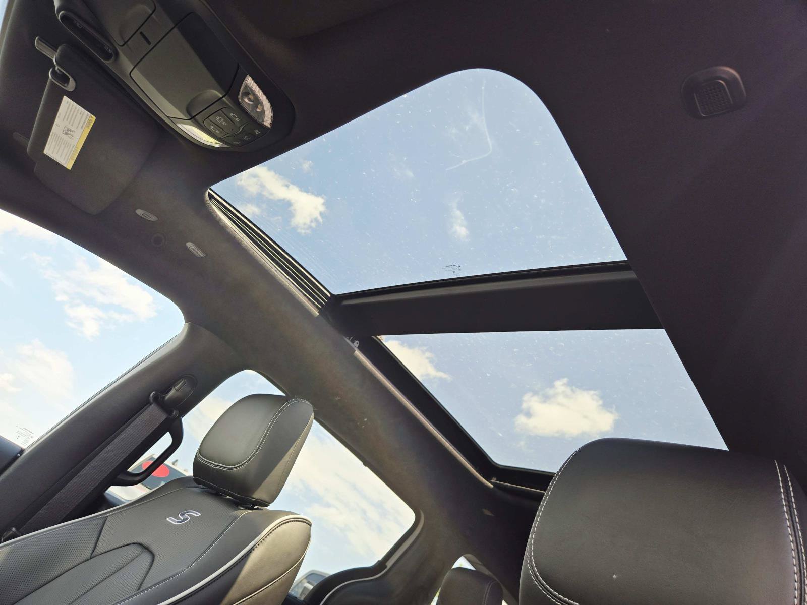 New 2027 Chrysler Pacifica Limited FWD image 10