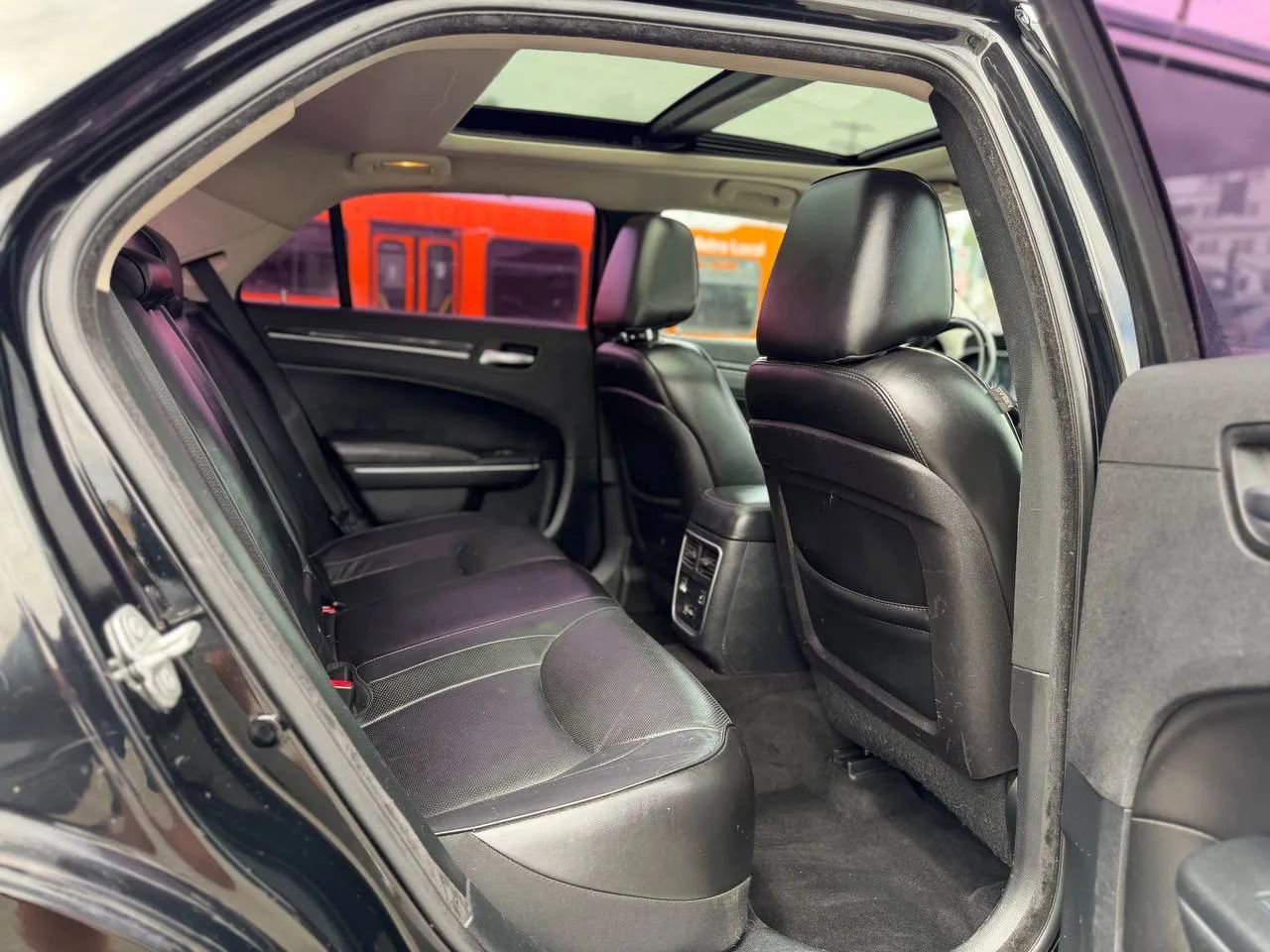Used 2018 Chrysler 300 Limited RWD image 29