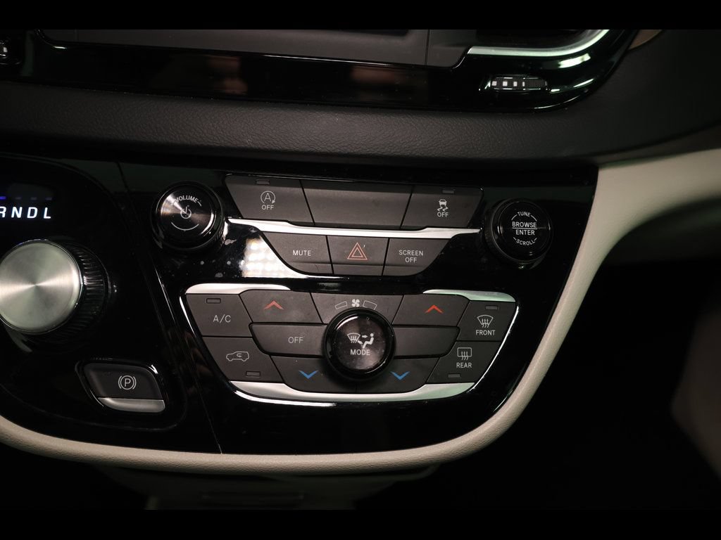 Used 2023 Chrysler Voyager LX FWD image 14