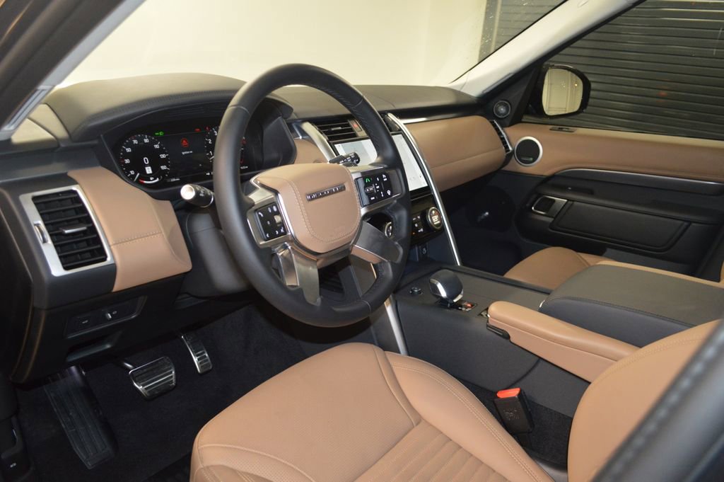 Used 2025 Land Rover Discovery Metropolitan Edition AWD/4WD image 15