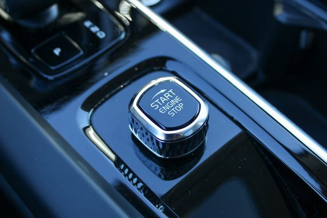 Used 2025 Volvo XC60 B5 Plus image 20