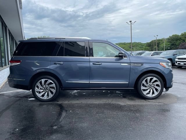 Used 2023 Lincoln Navigator Reserve AWD/4WD image 4