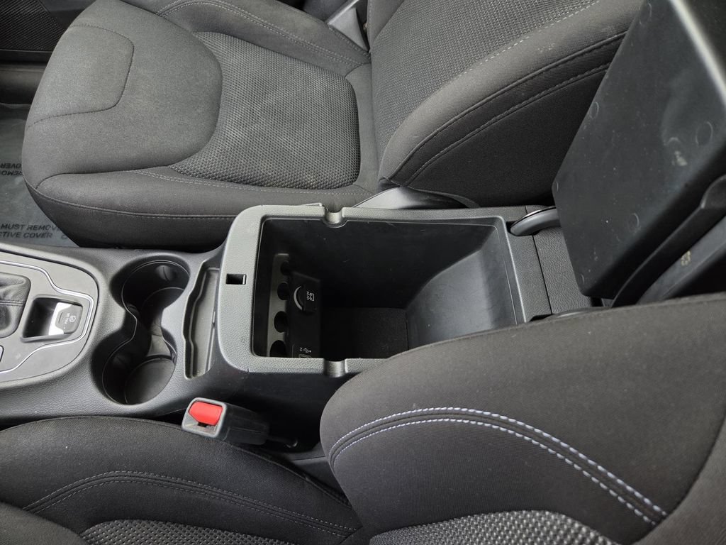 Used 2019 Jeep Cherokee Latitude w/ Popular Appearance Group FWD image 34