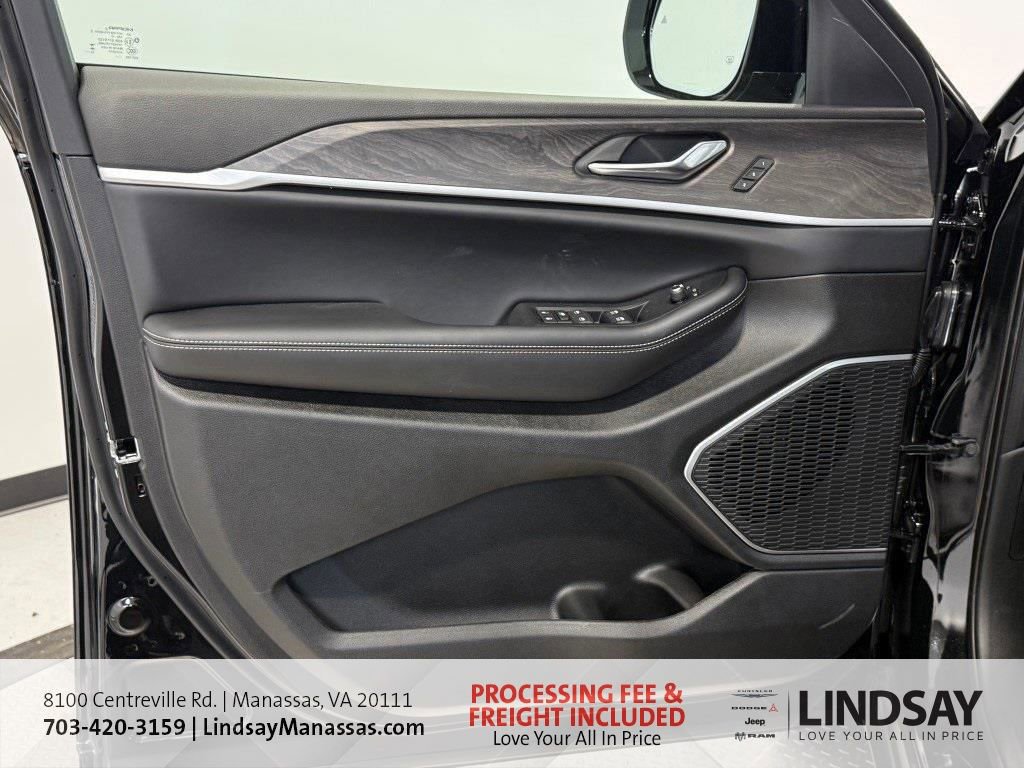 New 2025 Jeep Grand Cherokee Limited w/ Luxury Tech Group II image 17