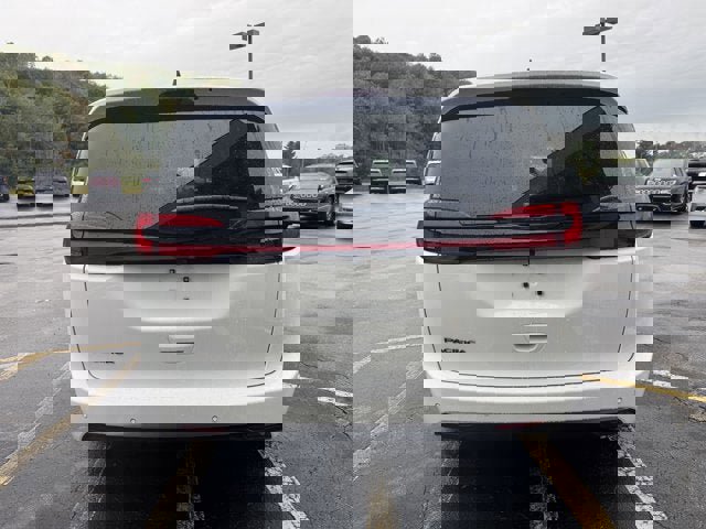 New 2026 Chrysler Pacifica Select image 5