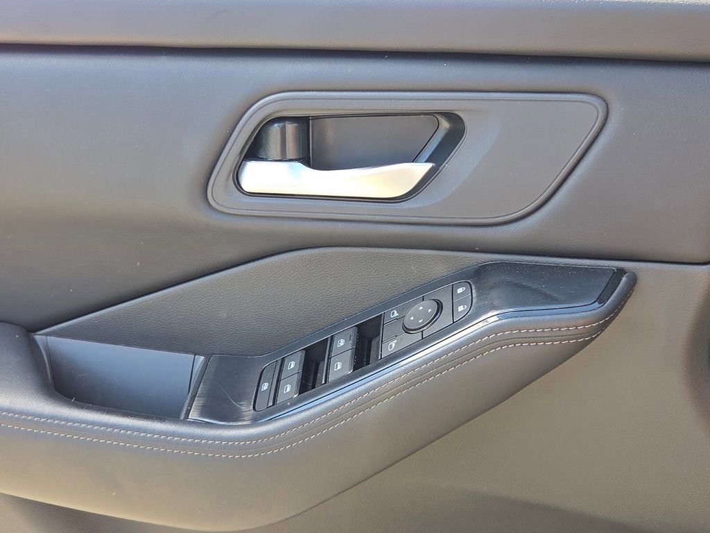 Used 2025 Nissan Rogue SV image 26