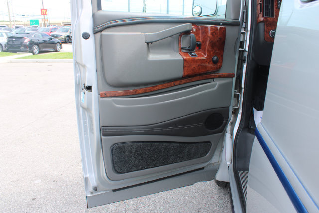 Used 2017 Chevrolet Express 2500 RWD image 10